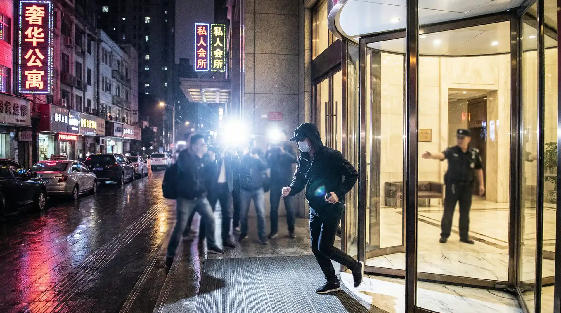 澳客网平台 - 公寓楼下记者围堵